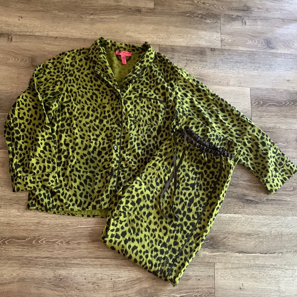 Betsey Johnson pajama set • size medium